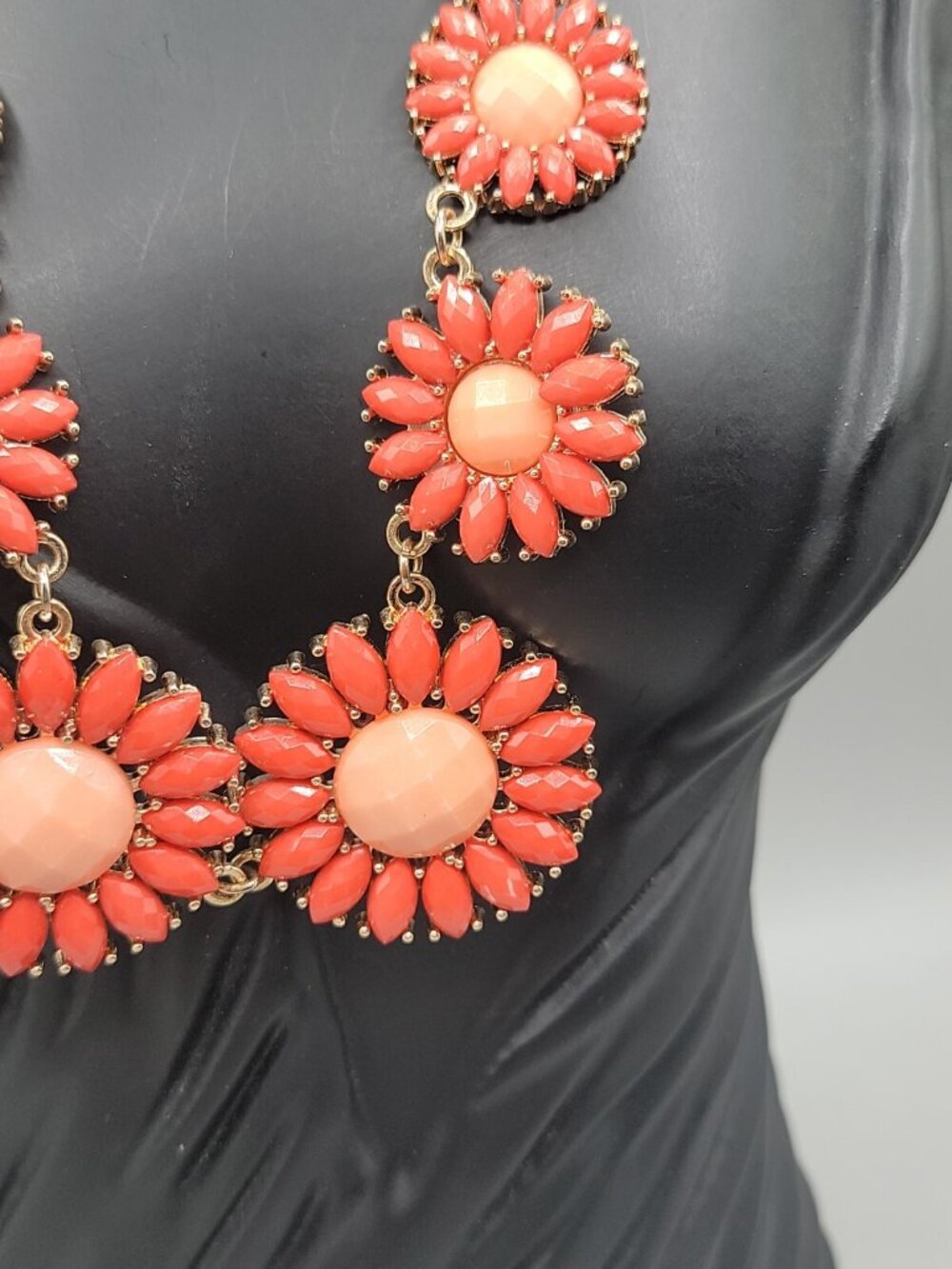 J. Crew Coral Orange Daisy Flower Bib Statement Necklace Gold Tone Lucite Resin - Picture 3 of 8